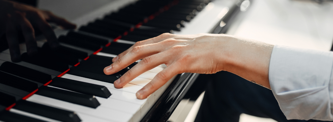 Pianist Playing Live Music in Las Vegas